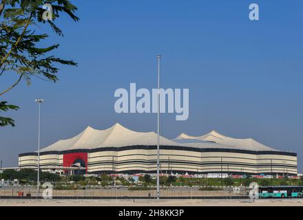 Al Khor, Qatar. 30 Nov 2021. La foto mostra una vista esterna dello Stadio al Bayt prima dell'apertura della FIFA Arab Cup 2021 ad al Khor, Qatar, 30 novembre 2021. Credit: Nikku/Xinhua/Alamy Live News Foto Stock