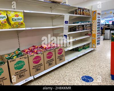 Londra, Regno Unito. 29 novembre 2021. Foto scattata il 29 novembre 2021 mostra gli scaffali di cibo in un negozio a Basingstoke, in Gran Bretagna. Si prevede che i consumatori in tutta la Gran Bretagna dovranno affrontare prezzi più alti e minori scelte per le merci nel periodo di Natale a causa dei ritardi nella catena di approvvigionamento e dell'inflazione alle stelle. PER ANDARE CON 'Economic Watch: Supply chain delays, l'aumento di inflazione in tutto il Regno Unito può portare a 'Tough' Christmas' Credit: Tim Ireland/Xinhua/Alamy Live News Foto Stock