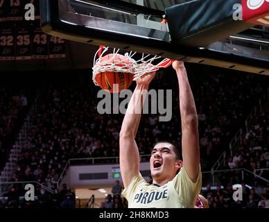 Novembre 30; West Lafayette, Indiana, USA; Purdue Boilermakers Center Zach Edey (15) termina una partita di basket tra i Florida state Seminoles e i Purdue Boilermakers della Mackey Arena. Credito obbligatorio: Sandra Dukes/CSM. Foto Stock