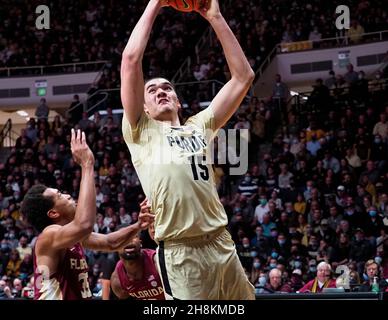 Novembre 30; West Lafayette, Indiana, USA; Purdue Boilermakers Center Zach Edey (15) guida al basket dopo Florida state Seminoles guardia Matthew Cleveland (35) nella prima metà di una partita di basket tra i Florida state Seminoles e i Purdue Boilermakers alla Mackey Arena. Credito obbligatorio: Sandra Dukes/CSM. Foto Stock