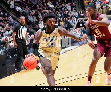 Novembre 30; West Lafayette, Indiana, USA; Purdue Boilermakers Forward Trevion Williams (50) si asciuga al basket dopo Florida state Seminoles Forward Malik Osborne (10) nella prima metà di una partita di basket tra i Florida state Seminoles e i Purdue Boilermakers alla Mackey Arena. Credito obbligatorio: Sandra Dukes/CSM. Foto Stock