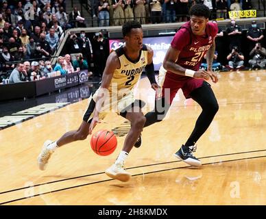 Novembre 30; West Lafayette, Indiana, USA; Purdue Boilermakers Guard Eric Hunter Jr. (2) Drive su Florida state Seminoles Guard Cam'Ron Fletcher (21) nella prima metà di una partita di basket tra i Florida state Seminoles e i Purdue Boilermakers alla Mackey Arena. Credito obbligatorio: Sandra Dukes/CSM. Foto Stock