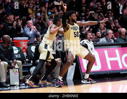 Novembre 30; West Lafayette, Indiana, USA; Purdue Boilermakers Forward Trevion Williams (50) e Purdue Boilermakers Guard Jaden Ivey (23) celebrano il grande gioco dei loro compagni di squadra nella seconda metà di una partita di basket tra i Florida state Seminoles e i Purdue Boilermakers alla Mackey Arena. Credito obbligatorio: Sandra Dukes/CSM. Foto Stock