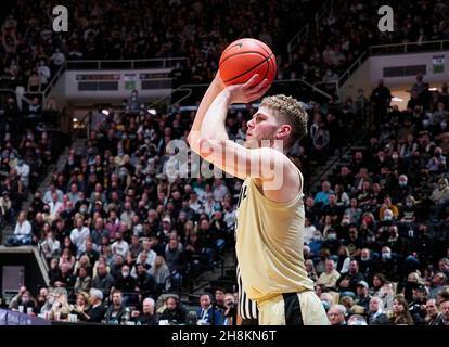 Novembre 30; West Lafayette, Indiana, USA; Purdue Boilermakers Forward Caleb Furst (3) si prepara a rilasciare un colpo nella seconda metà di una partita di basket tra i Florida state Seminoles e i Purdue Boilermakers alla Mackey Arena. Credito obbligatorio: Sandra Dukes/CSM. Foto Stock