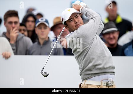 Hideki Matsuyama del Giappone tee off durante la Presidents Cup Practice round Credit: Speed Media/Alamy Live News Foto Stock