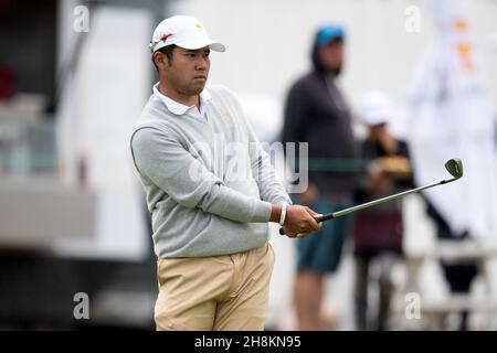 Hideki Matsuyama di Japan chips durante la Presidents Cup Practice round Credit: Speed Media/Alamy Live News Foto Stock