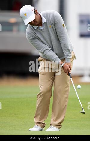 Hideki Matsuyama di Japan chips durante la Presidents Cup Practice round Credit: Speed Media/Alamy Live News Foto Stock