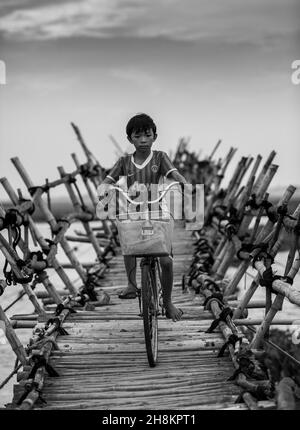 Ponte di bambù c'è un lungo ponte di bambù, il cui piede è legato con pneumatici di bicicletta rotti, è un ponte unico che vedo in Vietnam Foto Stock