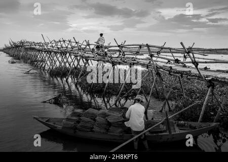 Ponte di bambù c'è un lungo ponte di bambù, il cui piede è legato con pneumatici di bicicletta rotti, è un ponte unico che vedo in Vietnam Foto Stock