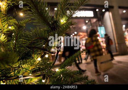 Amburgo, Germania. 30 Nov 2021. Passerelle-a piedi attraverso la strada dello shopping decorata a Natale 'Spitalerstrasse'. Il settore retail di Amburgo si aspetta code davanti ai negozi e una mancanza di clienti a causa della regola 2G che entrerà in vigore nella città anseatica da sabato (04.12.2021). Credit: Daniel Bockwoldt/dpa/Alamy Live News Foto Stock