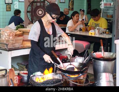 Jay Fai divenne la prima stalla di cibo di strada di Bangkok ad essere insignita di una stella Michelin nel 2018. Venerato da locali e stranieri cibo è anche Supinya Junsuta. Foto Stock