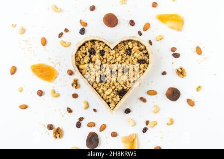 Vista dall'alto di un arco a forma di cuore pieno di granola croccante. Concetto di mangiare sano. Foto Stock