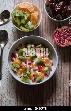 Primo piano dell'insalata di frutta in un recipiente bianco Foto Stock