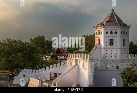 L'antica fortezza Phra Sumen Fort (Pom Phra Sumen) in serata. Messa a fuoco selettiva. Foto Stock