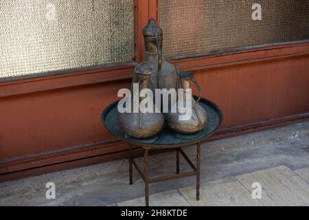 Molto vecchio stile di metallo acqua ewer jar in vista Foto Stock