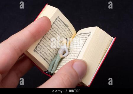 Mini-size del Libro Sacro Islamico Quran Foto Stock