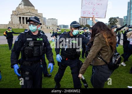 La polizia di risposta all'ordine pubblico spinge violentemente una donna indietro come la marcia verso i manifestanti durante la protesta anti-blocco il 05 settembre 2020 a Sydney, Australia. Le restrizioni della fase 4 sono in vigore dalle 18.00 di domenica 2 agosto per la metropolitana di Melbourne. Questo include un coprifuoco dalle 20:00 alle 05:00 ogni sera. Durante questo periodo le persone sono autorizzate a lasciare la loro casa solo per motivi di lavoro, di salute, di cura o di sicurezza essenziali. Credit: Dave Hewison/Speed Media/Alamy Live News Foto Stock