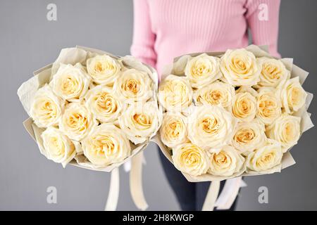 Due splendidi bouquet di rose color crema bianca a forma di peonia per mamma e figlia Foto Stock