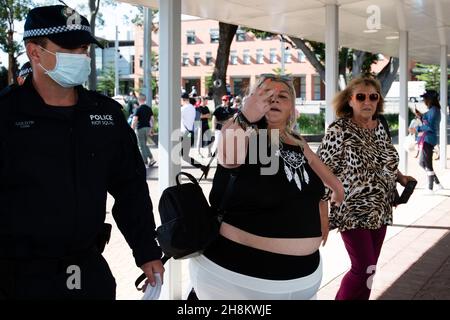 Un manifestante è condotto fuori dalla zona durante il Rally del Freedom Day il 05 settembre 2020 a Sydney, Australia. I manifestanti sostengono che il COVID-19 è un bufale e dicono che le loro libertà sono state ingiustamente influenzate. In ogni capitale australiana e in diverse aree regionali si stanno svolgendo dimostrazioni, tra cui Byron Bay. Credit: Speed Media/Alamy Live News Foto Stock