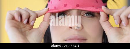 Ritratto di giovane donna toglie la maschera del sonno Foto Stock