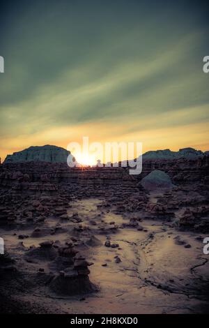 Molte figure divertenti e stravaganti di arenaria bruna-rossastra. La Goblin Valley è un luogo pittoresco nel famoso Goblin Valley state Park. Foto Stock