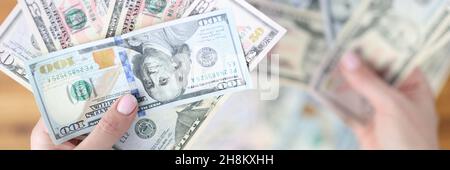 La donna sta tenendo il lotto dei contanti americani closeup dei soldi Foto Stock