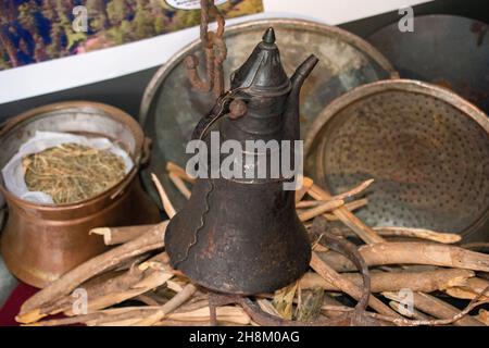 Molto vecchio stile di metallo acqua ewer jar in vista Foto Stock