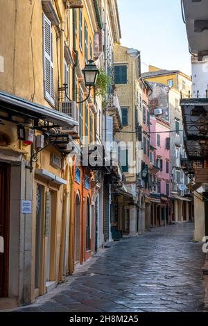 Strada stretta nel centro storico di Corfù Foto Stock