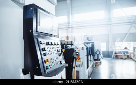 Moderna produzione industriale CNC per la lavorazione, la foratura e la saldatura di metalli Foto Stock