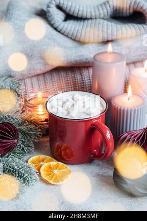 Cioccolata calda di Natale nella tazza rossa Foto Stock