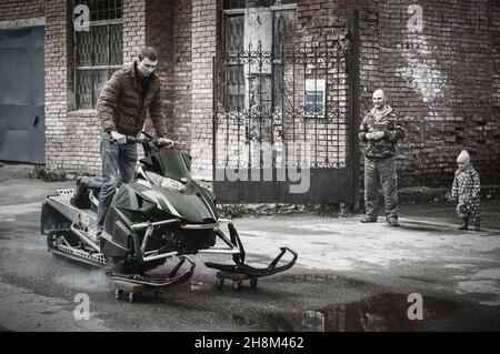 15 maggio 2016, Russia, Tomsk, veicolo da neve in estate sulla strada Foto Stock