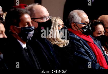 Brian JosÃ Baker, fils de PremiÃ¨déphine Baker, le Prince Albert II de Monaco et la CÃ Dame Brigitte Macron - le©notaphe de la danseuse et chanteuse franaise d'origine americana qui a compettu pour la resistance franaise et contre le racisme, Josephine Baker (1906-1975) entre au Pantheon par la Grande Porte de Paris, France, le 30 novembre 2021. L'icone sera la sixième femme sur 80 personnalites illustres à recevoir l'honneur d'être accueillie au Pantheon. Il cenotafo di Josephine Baker (1906-1975), coperto dalla bandiera francese, seguito da un aviatore femminile dell'Air Force e S Foto Stock