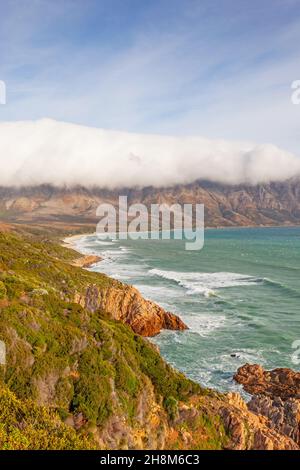Una vista di Kogel Bay da Clarence Drive (Route 44) sul bordo orientale di False Bay nel Capo Occidentale, Sud Africa. Foto Stock