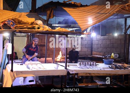 Mosul. 29 novembre 2021. La foto scattata il 29 novembre 2021 mostra una stalla di pesce al mercato al-Midan a Mosul, in Iraq. Il mercato ha ripreso a funzionare dopo la sua ricostruzione e la rimozione di detriti della distruzione da parte delle operazioni militari effettuate dalle forze irachene per espellere i militanti del gruppo estremista dello Stato islamico (IS). Credit: Khalil Dawood/Xinhua/Alamy Live News Foto Stock