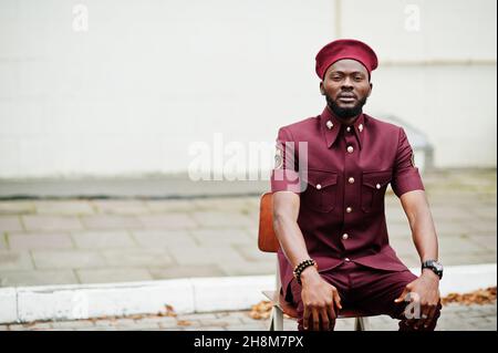 Ritratto dell'uomo militare afroamericano in uniforme rossa e beretto. Foto Stock