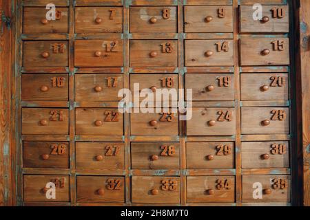 Sfondo texture carta da parati vecchio armadio in legno vintage con armadietti cassetti cassette per la lima. Foto Stock