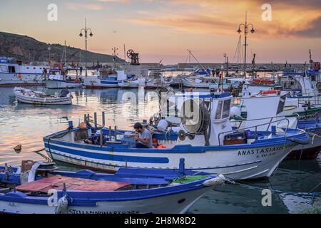 Boote, Fischerhafen, Castellammare del Golfo, Sizilien, Italien Foto Stock