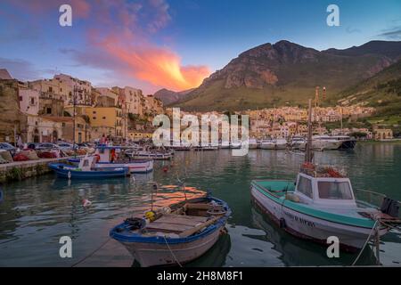 Boote, Fischerhafen, Castellammare del Golfo, Sizilien, Italien Foto Stock