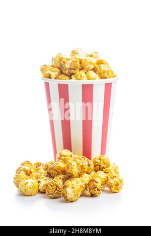 Popcorn caramello dolce in tazza di carta isolato su sfondo bianco. Foto Stock