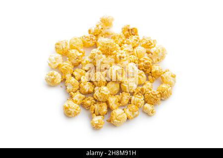 Popcorn caramello dolce isolato su sfondo bianco. Foto Stock