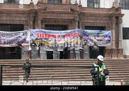 Perù polizia tumulto con scudi in strada a Carnival Cusco gradini stazione di polizia in attesa tumulti fucili da caccia al di fuori pronti vecchi edifici passo Foto Stock