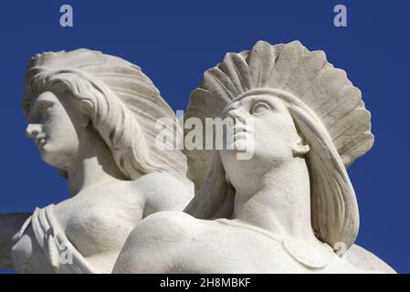 Londra, Inghilterra, Regno Unito. Albert Memorial (1872: George Gilbert Scott) a Kensington Gardens. Figure allegoriche che rappresentano le Americhe Foto Stock