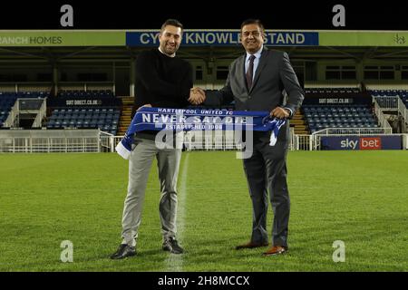 HARTLEPOOL, GBR. 30 NOVEMBRE. Graham Lee raffigurato con il presidente del club Raj Singh viene presentato come il nuovo direttore Hartlepool United al Victoria Park di Hartlepool martedì 30 novembre 2021. (Credit: Mark Fletcher | MI News) Credit: MI News & Sport /Alamy Live News Foto Stock