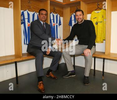 HARTLEPOOL, GBR. 30 NOVEMBRE. Graham Lee raffigurato con il presidente del club Raj Singh viene presentato come il nuovo direttore Hartlepool United al Victoria Park di Hartlepool martedì 30 novembre 2021. (Credit: Mark Fletcher | MI News) Credit: MI News & Sport /Alamy Live News Foto Stock