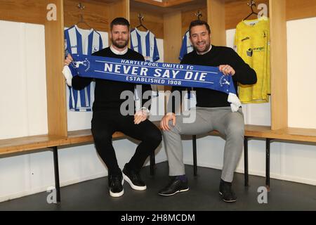 HARTLEPOOL, GBR. 30 NOVEMBRE. Graham Lee (r) viene presentato come il nuovo manager Hartlepool United con Michael Nelson nominato suo assistente al Victoria Park di Hartlepool martedì 30 novembre 2021. (Credit: Mark Fletcher | MI News) Credit: MI News & Sport /Alamy Live News Foto Stock