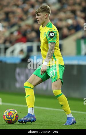 NEWCASTLE UPON TYNE, GBR. 30 NOVEMBRE Brandon Williams di Norwich City in azione durante la partita della Premier League tra Newcastle United e Norwich City al St. James's Park di Newcastle martedì 30 novembre 2021. (Credit: Will Matthews | MI News) Credit: MI News & Sport /Alamy Live News Foto Stock