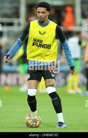 NEWCASTLE UPON TYNE, GBR. 30 NOVEMBRE Jamal Lewis of Newcastle United si riscalda durante la partita della Premier League tra Newcastle United e Norwich City al St. James's Park, Newcastle martedì 30 novembre 2021. (Credit: Will Matthews | MI News) Credit: MI News & Sport /Alamy Live News Foto Stock