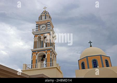 Campanile e cupola della cattedrale cattolica di San Giovanni Battista, Fira, Santorini, Grecia Foto Stock