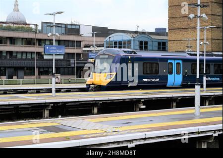 Una classe sud-orientale 707 che lascia la stazione di Cannon Street a Londra. Foto Stock