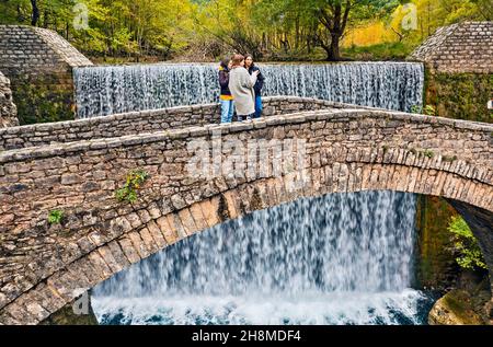 La vecchia pietra, ponte ad arco, tra due cascate di Palaiokaria, Prefettura di Trikala, Tessaglia, Grecia. Foto Stock